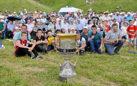 Эмиль Гарипов отвёз Кубок Гагарина в родную деревню
